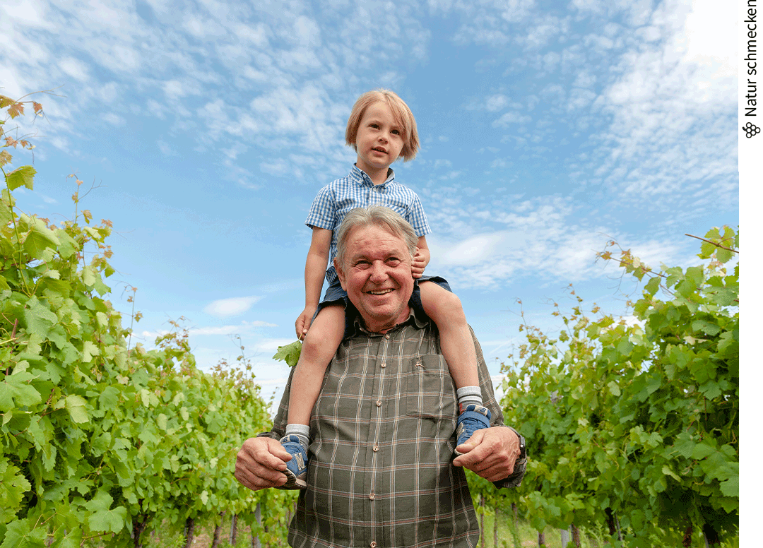 Enkel Johannes mit Opa Johann im Weingarten. © Michael Himml